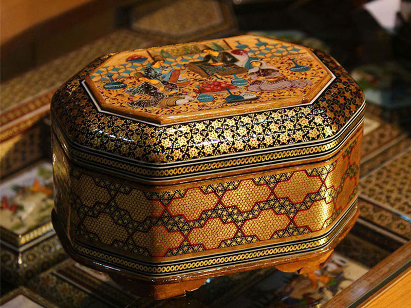 کاردستی چوبی که با دستان هنرمندانه ایرانیان تزئین شده است